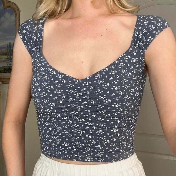 Hollister Co. Tops - Hollister Ruched Sweetheart Floral Crop Top